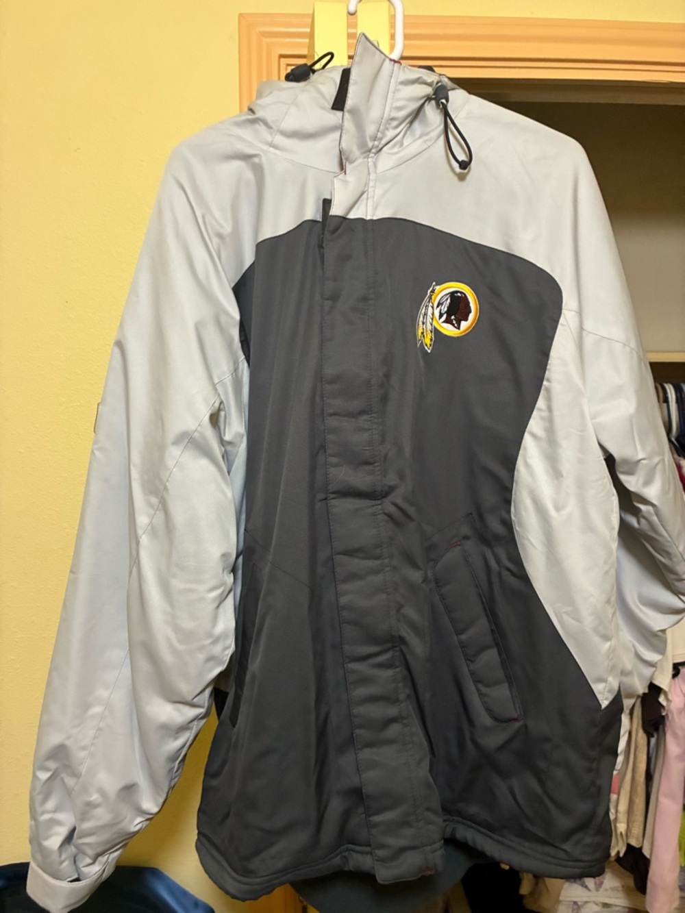 Reebok Men's Two-Tone Gray Team Hooded Jacket with Washington redskins Logo